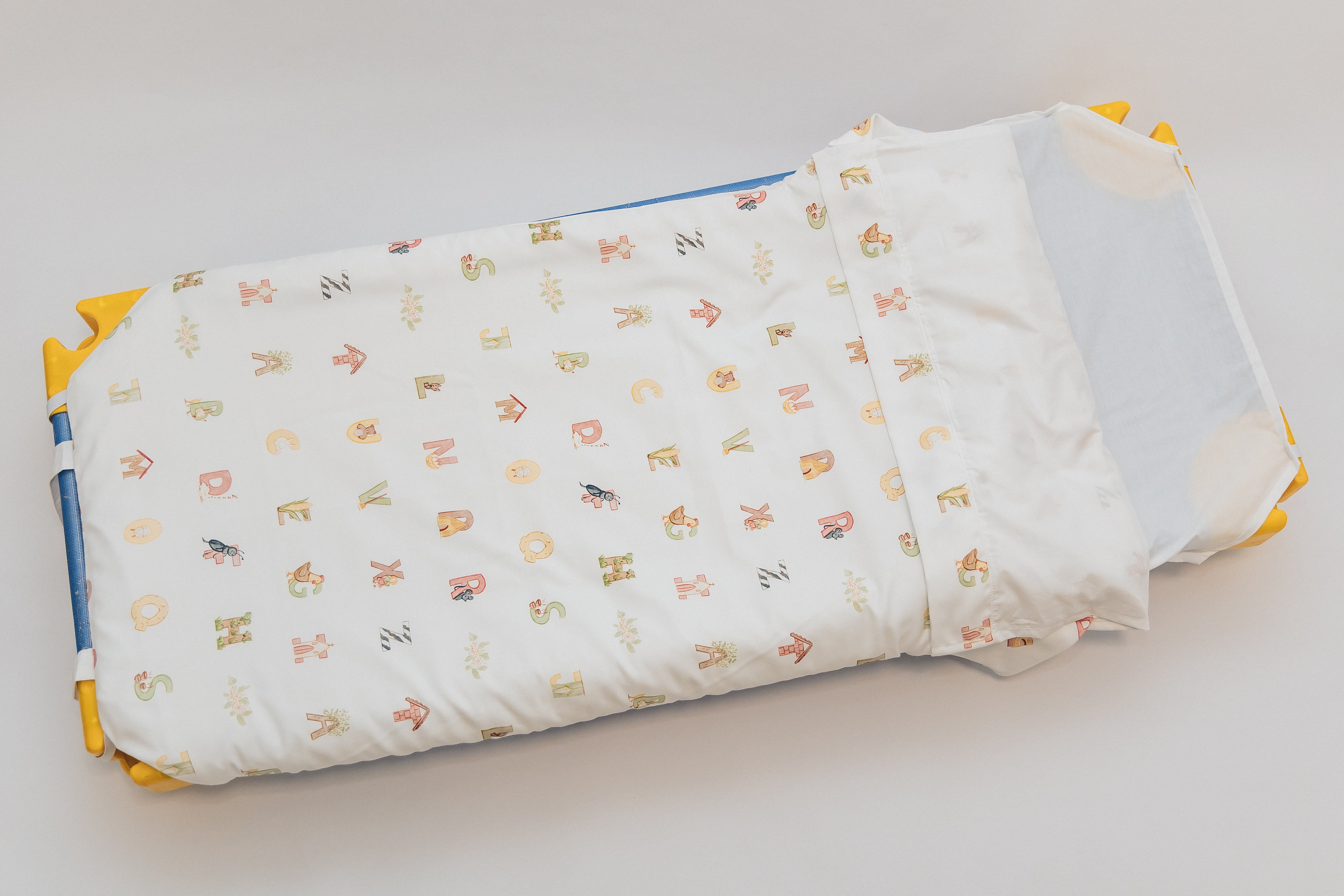 Lençol envelope para Catre - "Era uma vez" Conforto, higiene e design exclusivo para a sesta na escola.